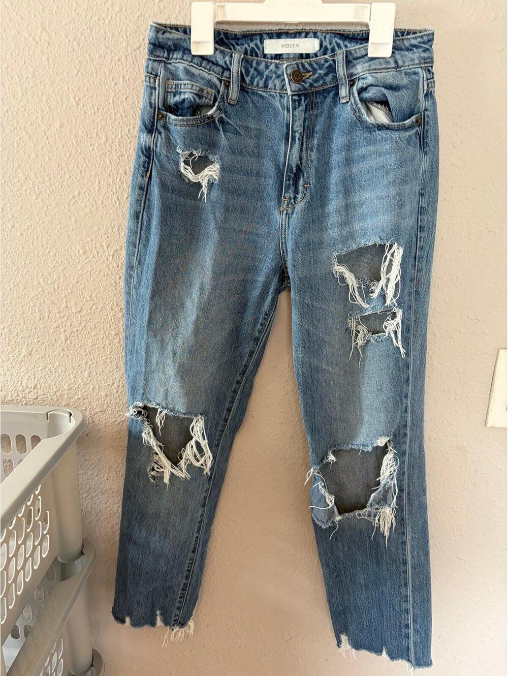 Hidden Straight Jeans size 27. Inseam is 27.5in